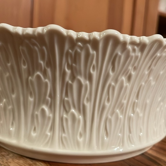 Lennox Woodland Beautiful large serving bowl / centerpiece. Ivory;scalloped edge - Picture 2 of 7